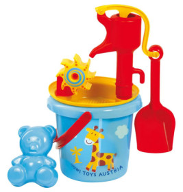 Buntes Strandspielzeug-Set mit blauem Eimer, Bärenform, roter Schaufel sowie gelb-roter Wasserpumpe.