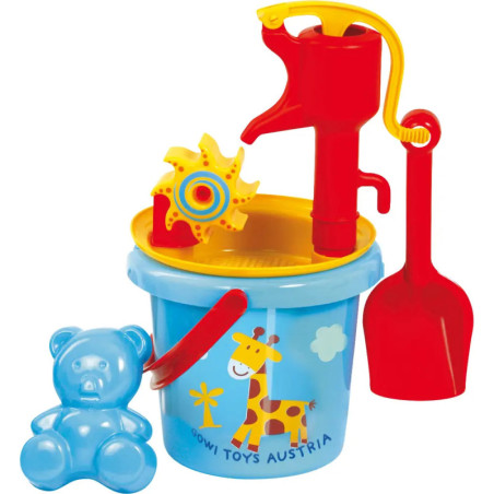 Buntes Strandspielzeug-Set mit blauem Eimer, Bärenform, roter Schaufel sowie gelb-roter Wasserpumpe.