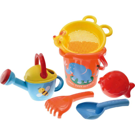 Bunte Strandspielzeuge aus Kunststoff: Eimer, Gießkanne, Rechen, Schaufel und Sieb mit Tiermotiven.