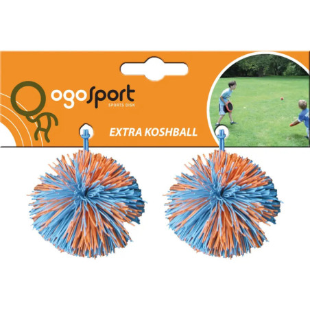 Zwei blau-orange OgoSport Koshballs in Verpackung, im Hintergrund spielende Kinder.