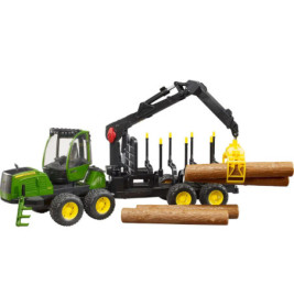 Spielzeug-Holztransporttraktor in Grün-Gelb mit Kran hebt Holzstämme, drei Stämme liegen am Boden, freigestellt.