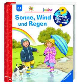 Zwei Kinder mit Hund spielen unter einem Regenbogen in Pfützen eins hält einen Regenschirm und trägt Gummistiefel.