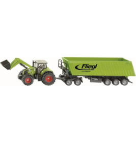 Grüner Spielzeugtraktor mit Frontlader, angehängt an einen grünen Fliegl-Anhänger mit sechs Rädern auf weißem Hintergrund.