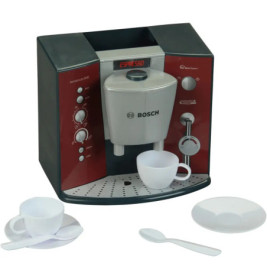 Bosch Espressomaschine mit drei weißen Tassen, Untertassen und einem Löffel daneben.