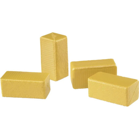 Vier rechteckige Butterstücke liegen auf weißem Hintergrund.