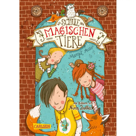Drei Kinder und ein Fuchs schauen durch eine blaue Tür unter einem Banner mit der Aufschrift Die Schule der magischen Tiere. Drei Kinder und ein Fuchs schauen durch eine blaue Tür unter einem Banner mit der Aufschrift Die Schule der magischen Tiere.