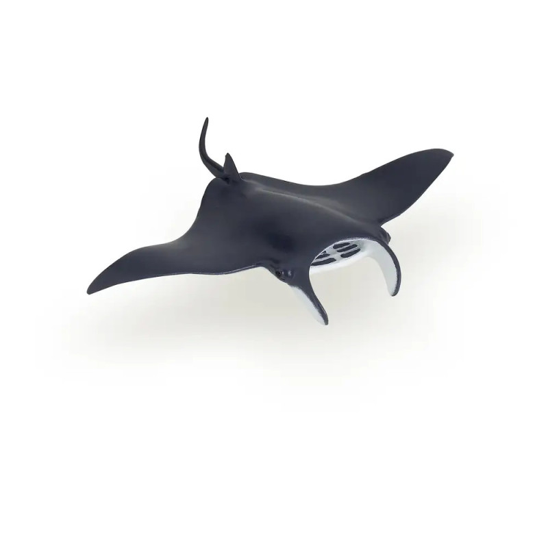 Schwarz-weiße Mantarochen-Figur mit ausgebreiteten Flossen vor weißem Hintergrund.