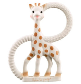 Beißspielzeug Sophie la girafe: Weiße Giraffe mit braunen Flecken und zwei strukturierten Ringen.