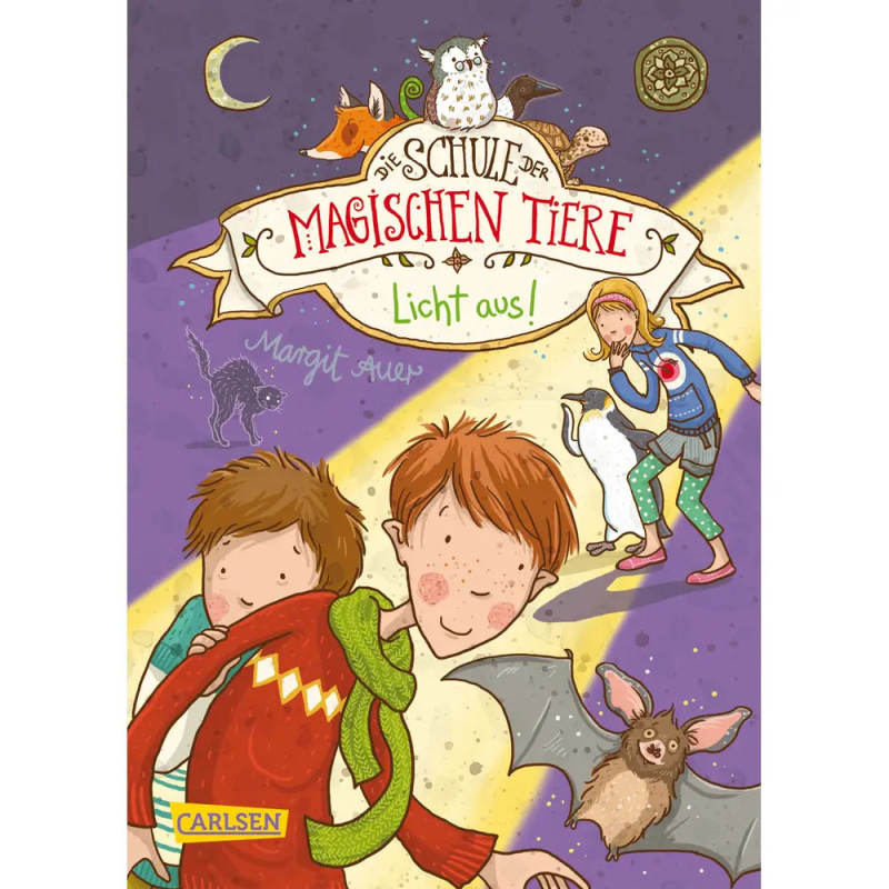 Kinder mit magischen Tieren und Banner Die Schule der magischen Tiere: Licht aus! auf buntem Cover. Kinder mit magischen Tieren und Banner Die Schule der magischen Tiere: Licht aus! auf buntem Cover.