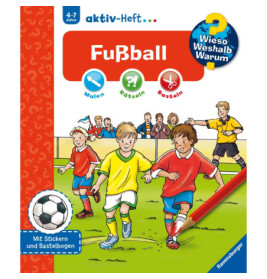 Cartoonkinder spielen auf einem Feld Fußball, umgeben von Malutensilien und einem Fußball.