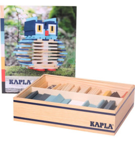Holzbox mit bunten Kapla-Steinen auf der Verpackung dahinter sind eine Eulenfigur und Anleitungen abgebildet.
