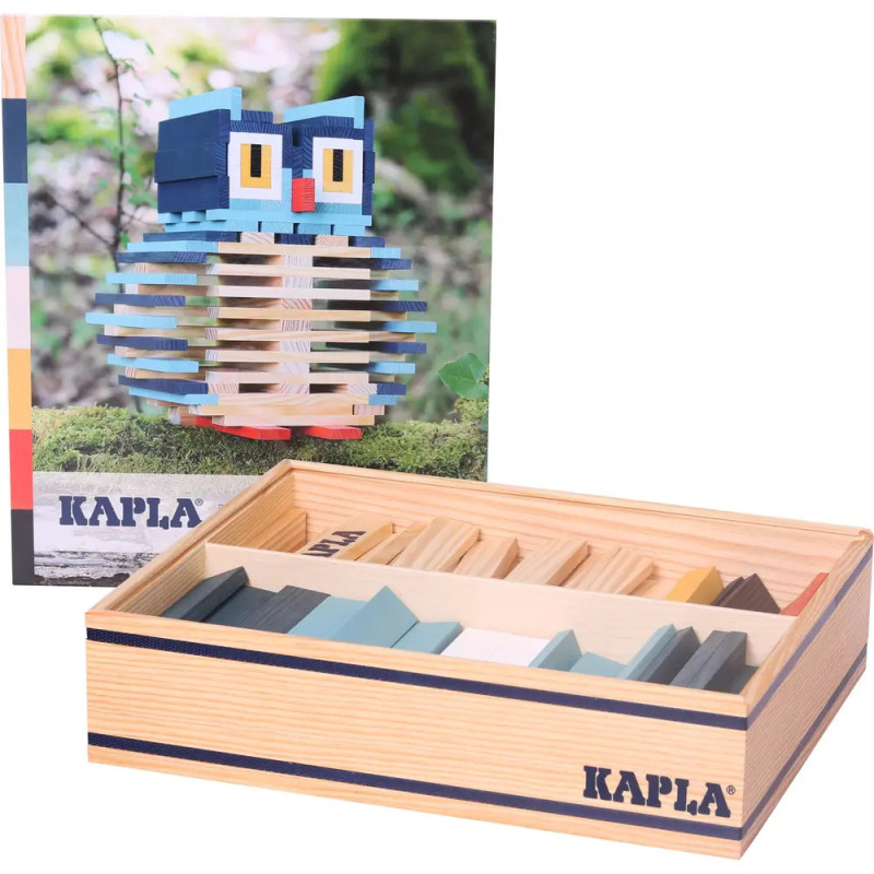 Holzbox mit bunten Kapla-Steinen auf der Verpackung dahinter sind eine Eulenfigur und Anleitungen abgebildet. Holzbox mit bunten Kapla-Steinen auf der Verpackung dahinter sind eine Eulenfigur und Anleitungen abgebildet.
