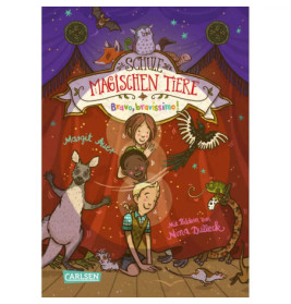 Drei Kinder mit magischen Tieren stehen auf einer Bühne, bunte Vorhänge und ein magisches Tier-Banner hängen darüber.