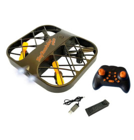 Quadratische Drohne mit orangefarbenen Propellern, Fernbedienung, Akku und USB-Ladegerät auf weißem Hintergrund.