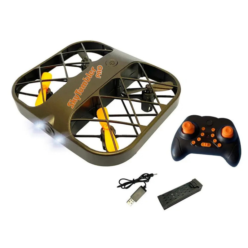 Quadratische Drohne mit orangefarbenen Propellern, Fernbedienung, Akku und USB-Ladegerät auf weißem Hintergrund.