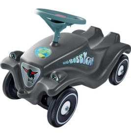 Graues Rutschauto mit vier schwarz-weißen Rädern, grünem Lenkrad und Aufschrift Big Bobby Car.