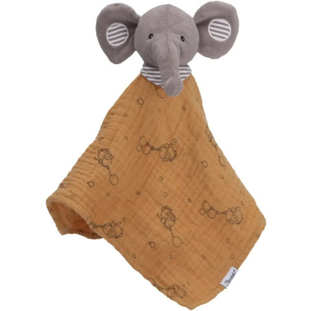 Plüsch-Elefantenkopf an einer senfgelben Babydecke mit Muster. Plüsch-Elefantenkopf an einer senfgelben Babydecke mit Muster.