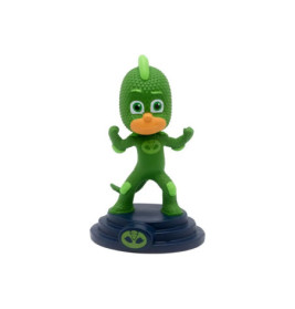 Grüne Superheldenfigur im Cartoonstil auf rundem Sockel, trägt ein echsenartiges Kostüm.