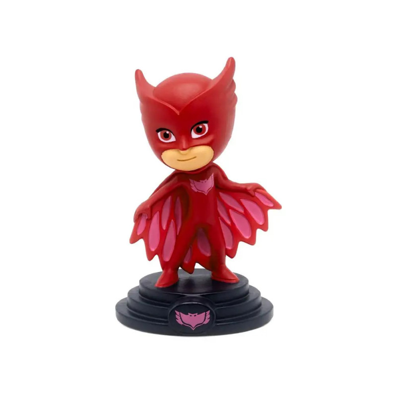 Rote Eulenfigur im Comicstil mit Flügeln steht auf rundem schwarzen Sockel. Rote Eulenfigur im Comicstil mit Flügeln steht auf rundem schwarzen Sockel.