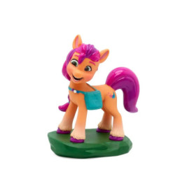 Spielzeugpony mit orangem Körper und pinker Mähne steht lächelnd auf grünem Sockel.