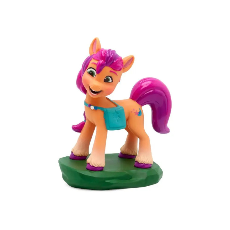 Spielzeugpony mit orangem Körper und pinker Mähne steht lächelnd auf grünem Sockel. Spielzeugpony mit orangem Körper und pinker Mähne steht lächelnd auf grünem Sockel.