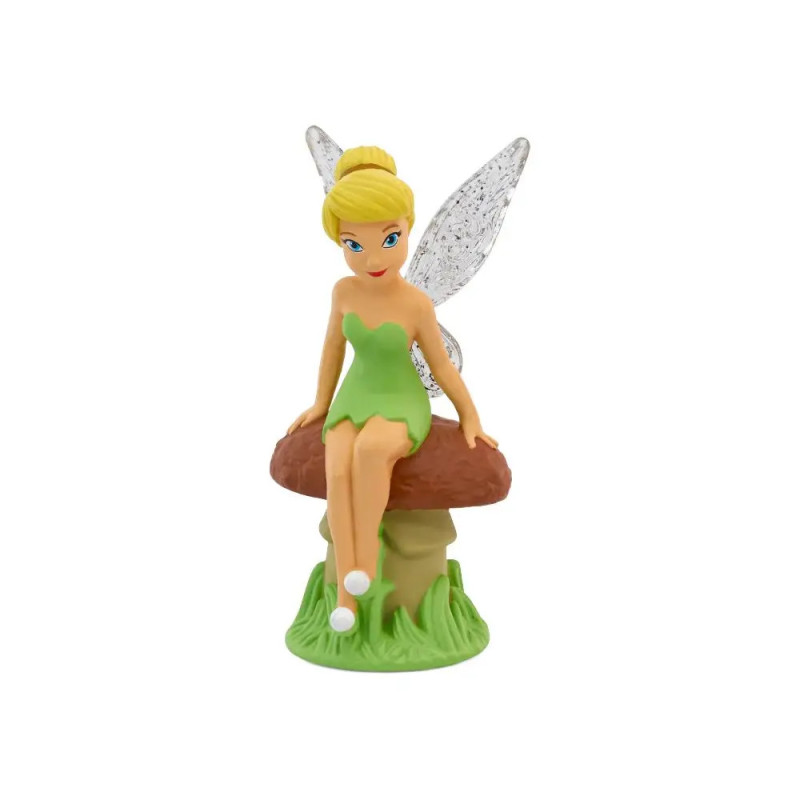 Fee mit blonden Haaren und glitzernden Flügeln sitzt im grünen Kleid auf einem Pilz und trägt weiße Schuhe. Fee mit blonden Haaren und glitzernden Flügeln sitzt im grünen Kleid auf einem Pilz und trägt weiße Schuhe.