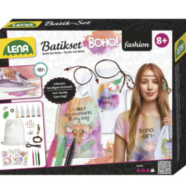 LENA Batik-Set Boho: Box mit bemalten Shirts, Farben, Zubehör und einem Mädchen, das fröhlich lächelt.