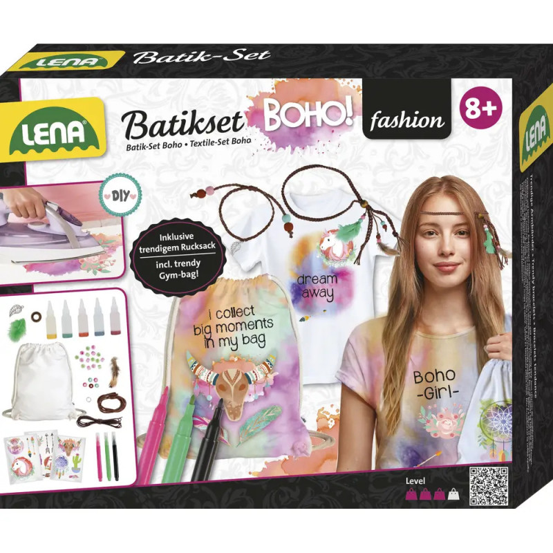 LENA Batik-Set Boho: Box mit bemalten Shirts, Farben, Zubehör und einem Mädchen, das fröhlich lächelt. LENA Batik-Set Boho: Box mit bemalten Shirts, Farben, Zubehör und einem Mädchen, das fröhlich lächelt.