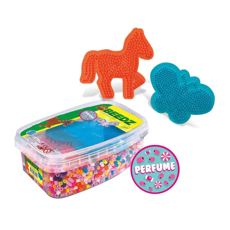 Bunte Beedz-Perlen, orangefarbene Pferde- und blaue Schmetterlings-Steckplatten sowie ein runder Parfüm-Aufkleber. Bunte Beedz-Perlen, orangefarbene Pferde- und blaue Schmetterlings-Steckplatten sowie ein runder Parfüm-Aufkleber.