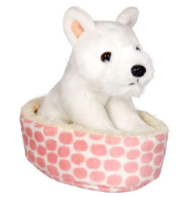 Weißes Plüschwelpen-Spielzeug sitzt in einem rosa-weiß gepunkteten Bett vor weißem Hintergrund.