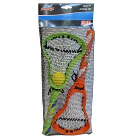 Zwei Lacrosse-Schläger, grün und orange, mit einem gelben Ball in einer Netztragetasche.