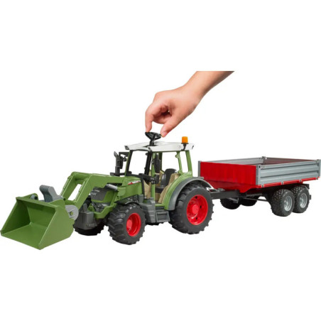 Fendt Vario 211 mit Frontlader und Bordwandanhänger
