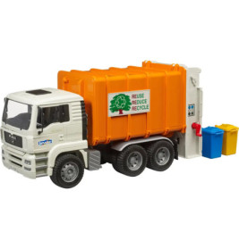 Spielzeug-Müllwagen mit orangem Behälter und Recyclingtonnen, seitlich beschriftet mit Reuse Reduce Recycle.