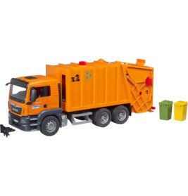 Oranges Spielzeug-Müllauto mit Recycling-Symbol steht neben zwei kleinen Behältern, einem gelben und einem grünen.
