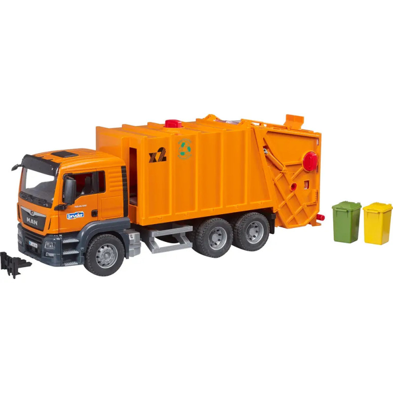 Oranges Spielzeug-Müllauto mit Recycling-Symbol steht neben zwei kleinen Behältern, einem gelben und einem grünen. Oranges Spielzeug-Müllauto mit Recycling-Symbol steht neben zwei kleinen Behältern, einem gelben und einem grünen.