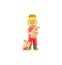 Spielfigur eines lächelnden Kindes in roten Overalls mit einem Ferkel im Arm und einem weiteren an den Füßen.