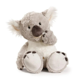 Ein grau-weißes Plüsch-Koala sitzt aufrecht und berührt mit einer Pfote seinen Mund.