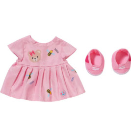 Rosa Babydollkleid mit Bären- und Bienenprint, dazu passende rosa Schuhe mit Herzdetails.