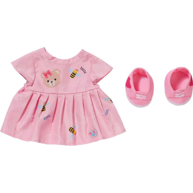 Rosa Babydollkleid mit Bären- und Bienenprint, dazu passende rosa Schuhe mit Herzdetails.