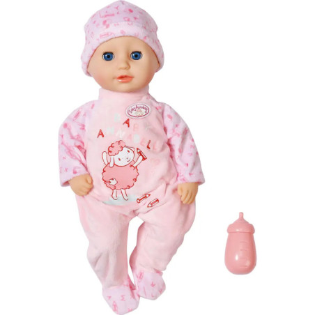 Eine Babypuppe in rosa Schlafanzug und Mütze liegt neben einer rosa Spielzeugflasche.