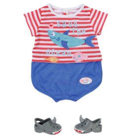Babystrampler mit roten Streifen, Hai- und Fischmotiv, blauem Unterteil und grauen Schuhen im Nashorn-Design.