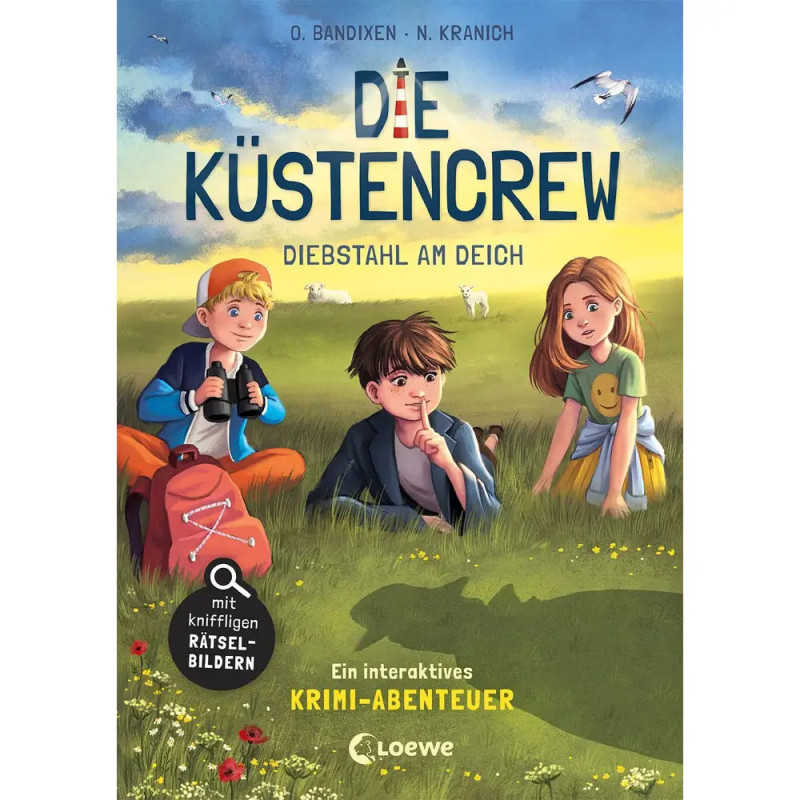 Drei Kinder und ein Hund sitzen auf einer Wiese unter blauem Himmel, im Hintergrund fliegt ein Drachen. Drei Kinder und ein Hund sitzen auf einer Wiese unter blauem Himmel, im Hintergrund fliegt ein Drachen.