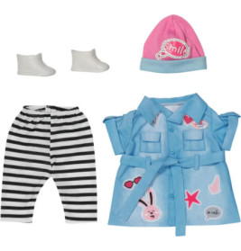 Ein Puppenkleidungsset mit gestreifter Hose, blauem Kleid mit Flicken, rosa Mütze und weißen Schuhen.