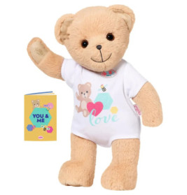 Hellbrauner Teddybär im weißen Love-Shirt, daneben ein Heft mit der Aufschrift You & Me.