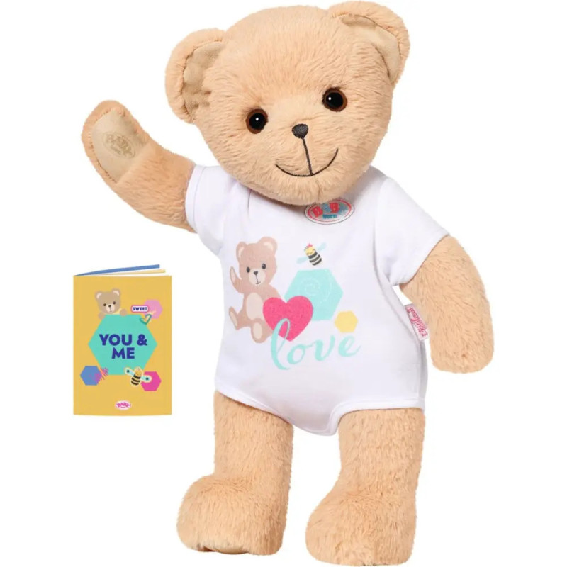 Hellbrauner Teddybär im weißen Love-Shirt, daneben ein Heft mit der Aufschrift You & Me. Hellbrauner Teddybär im weißen Love-Shirt, daneben ein Heft mit der Aufschrift You & Me.