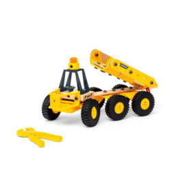 Gelbes Spielzeug-Baufahrzeug mit schwarzen Rädern und beweglichem Arm steht neben einem gelben Werkzeug.