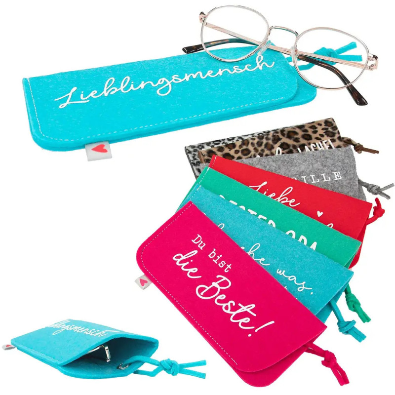 Bunte Brillenetuis mit deutschen Sprüchen, darauf liegt eine Brille auf einem blauen Etui.