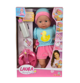 Babypuppe in Schachtel mit Fläschchen, trägt rosa-blaues Outfit mit Ente, Aufschrift: Laura Hungry.