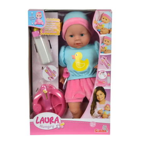 Babypuppe in Schachtel mit Fläschchen, trägt rosa-blaues Outfit mit Ente, Aufschrift: Laura Hungry.