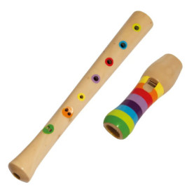 Holzflöte und Pfeife mit bunten Mustern und Löchern auf weißem Hintergrund.